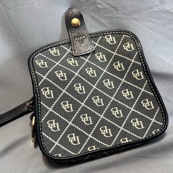 EUC Dooney and Bourke wristlet - Picture 4 of 13